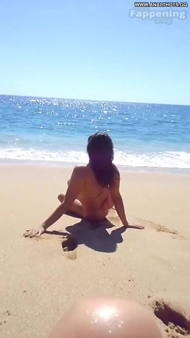 29268-sarah-curr-influencer-bikini-body-hot-hot-video-beach-bikini-on-beach